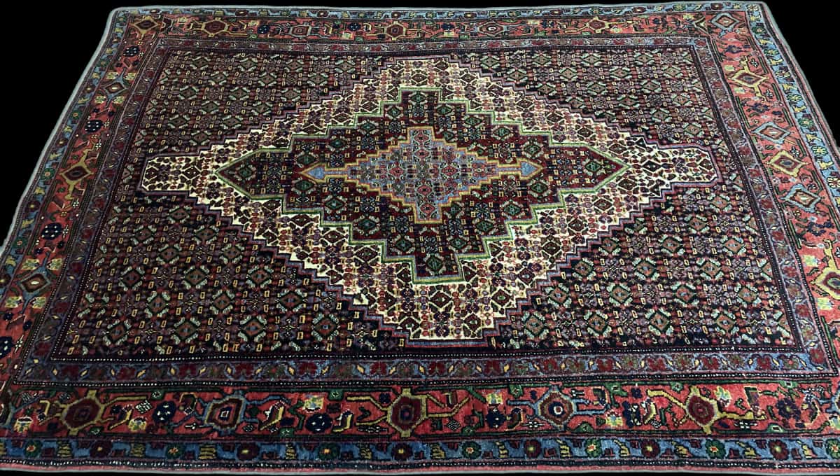 Persian rug of Sanandaj style in dimensions 182 centimeters length by 130 centimeters width with mainly colorful colors — Perspective