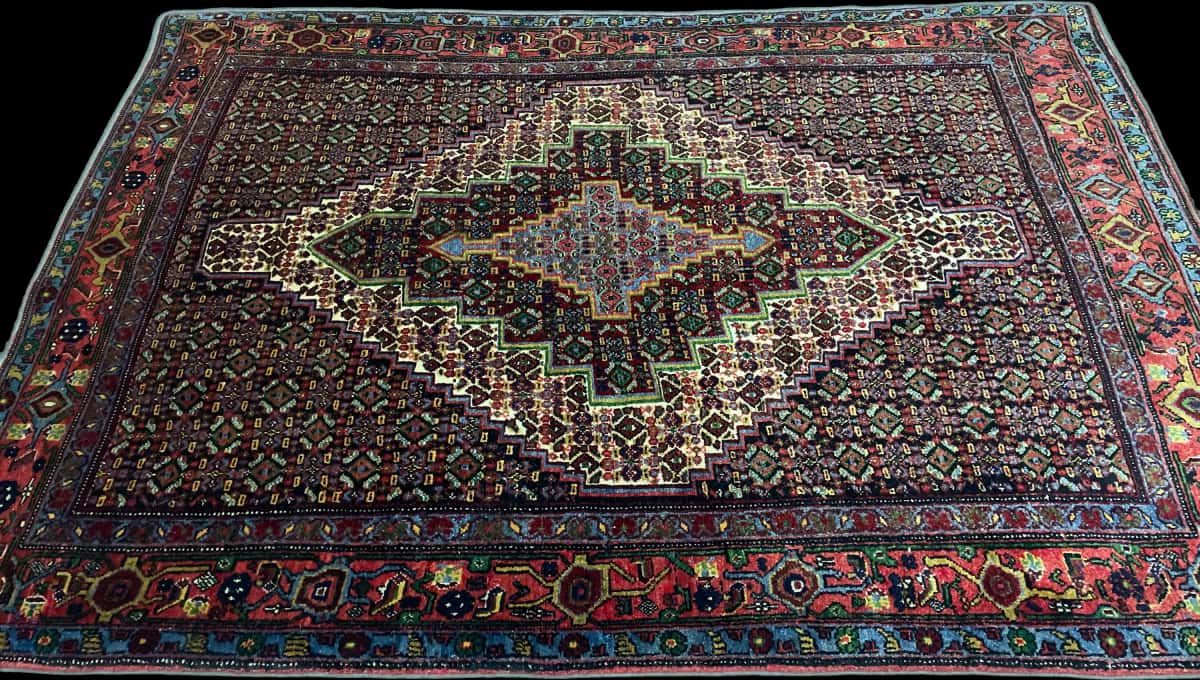 persischer Teppich im Sanandaj Stil in den Maßen 182 Zentimeter Länge mal 130 Zentimeter Breite mit überwiegend bunt Farben — Perspektive