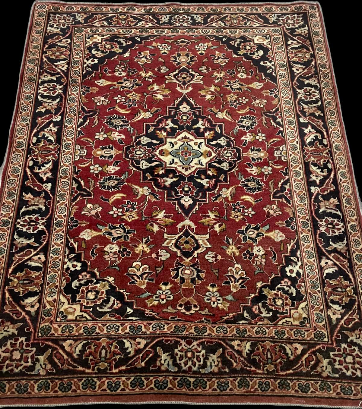 Persian rug of Kashan style in dimensions 143 centimeters length by 111 centimeters width with mainly red colors — Perspective