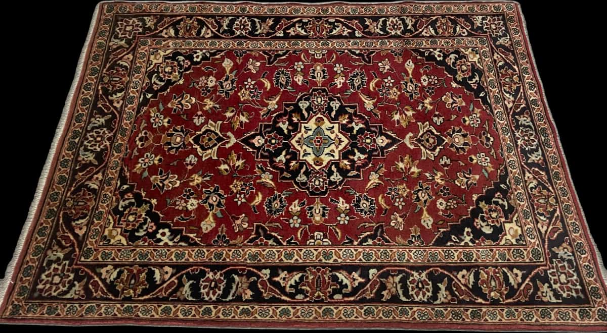 Persian rug of Kashan style in dimensions 143 centimeters length by 111 centimeters width with mainly red colors — Perspective