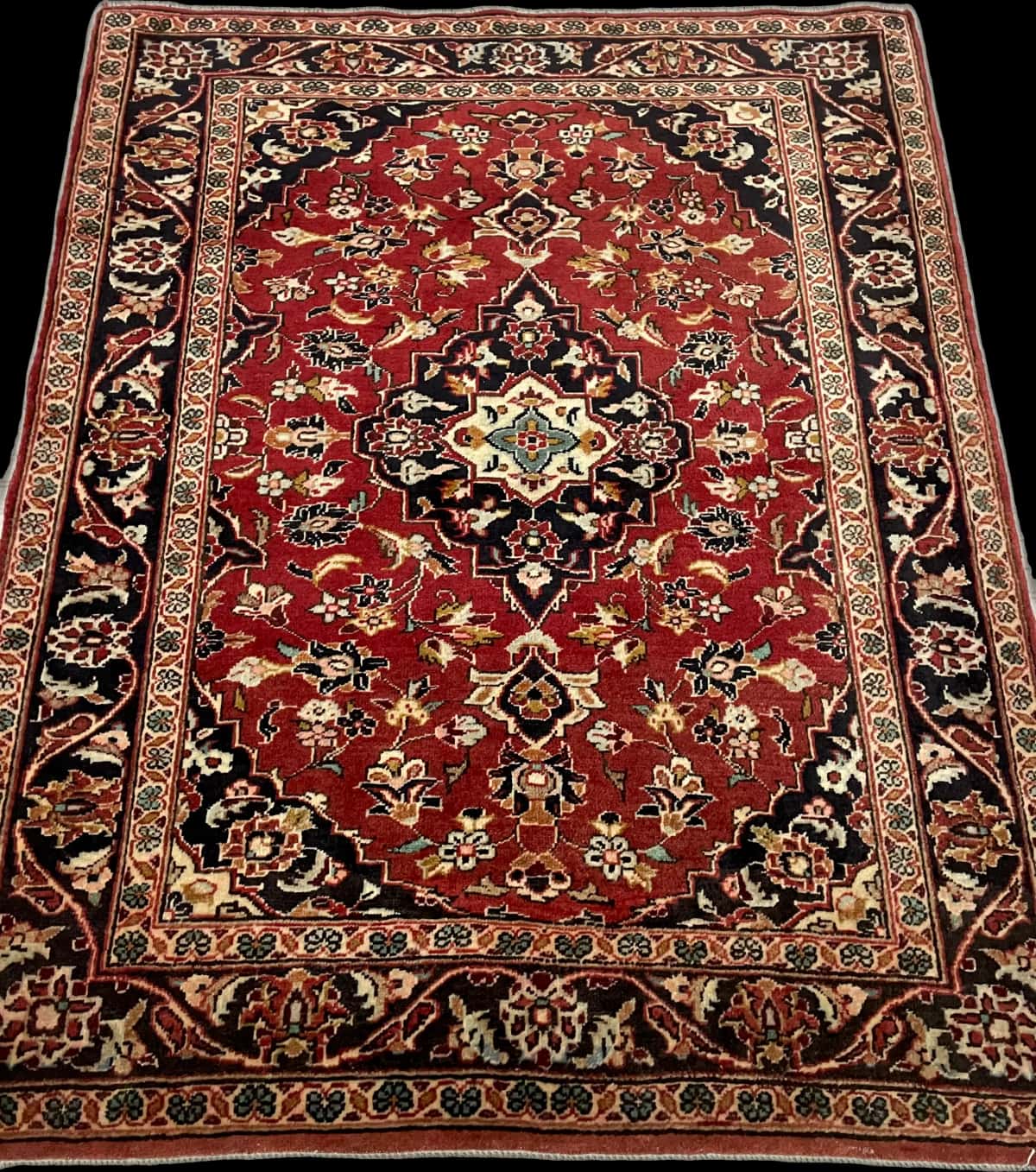 persischer Teppich im Kashan Stil in den Maßen 143 Zentimeter Länge mal 111 Zentimeter Breite mit überwiegend rot Farben — Perspektive