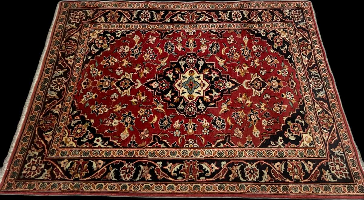 persischer Teppich im Kashan Stil in den Maßen 143 Zentimeter Länge mal 111 Zentimeter Breite mit überwiegend rot Farben — Perspektive