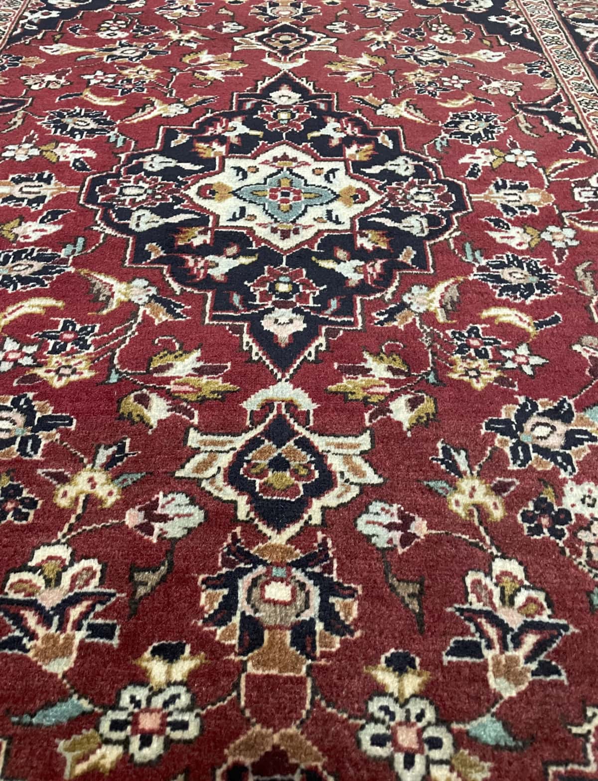 Persian rug of Kashan style in dimensions 143 centimeters length by 111 centimeters width with mainly red colors — Perspective