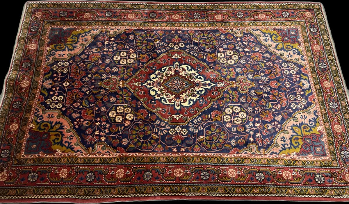 Persian rug of Malayer style in dimensions 209 centimeters length by 131 centimeters width with mainly red and blue colors — Perspective