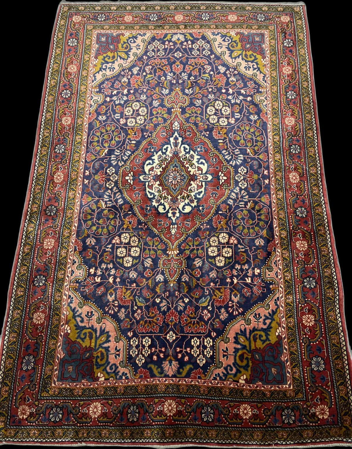 Persian rug of Malayer style in dimensions 209 centimeters length by 131 centimeters width with mainly red and blue colors — Perspective