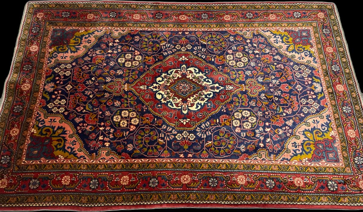 persischer Teppich im Malayer Stil in den Maßen 209 Zentimeter Länge mal 131 Zentimeter Breite mit überwiegend rot und blau Farben — Perspektive
