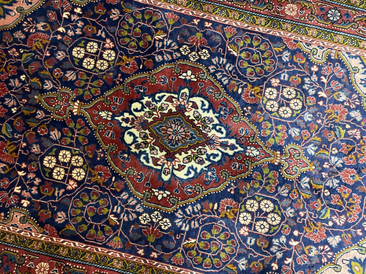 Persian rug of Malayer style in dimensions 209 centimeters length by 131 centimeters width with mainly red and blue colors — Perspective