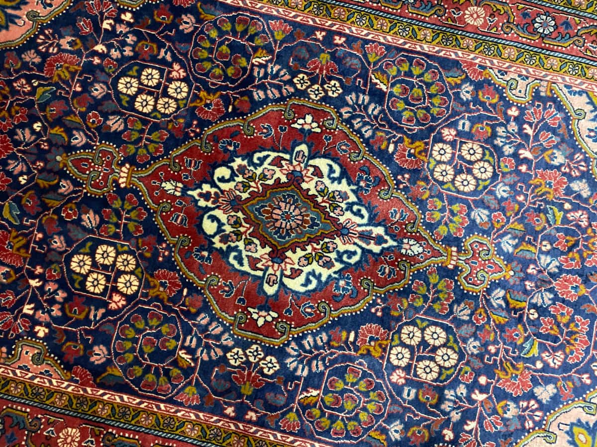 persischer Teppich im Malayer Stil in den Maßen 209 Zentimeter Länge mal 131 Zentimeter Breite mit überwiegend rot und blau Farben — Perspektive