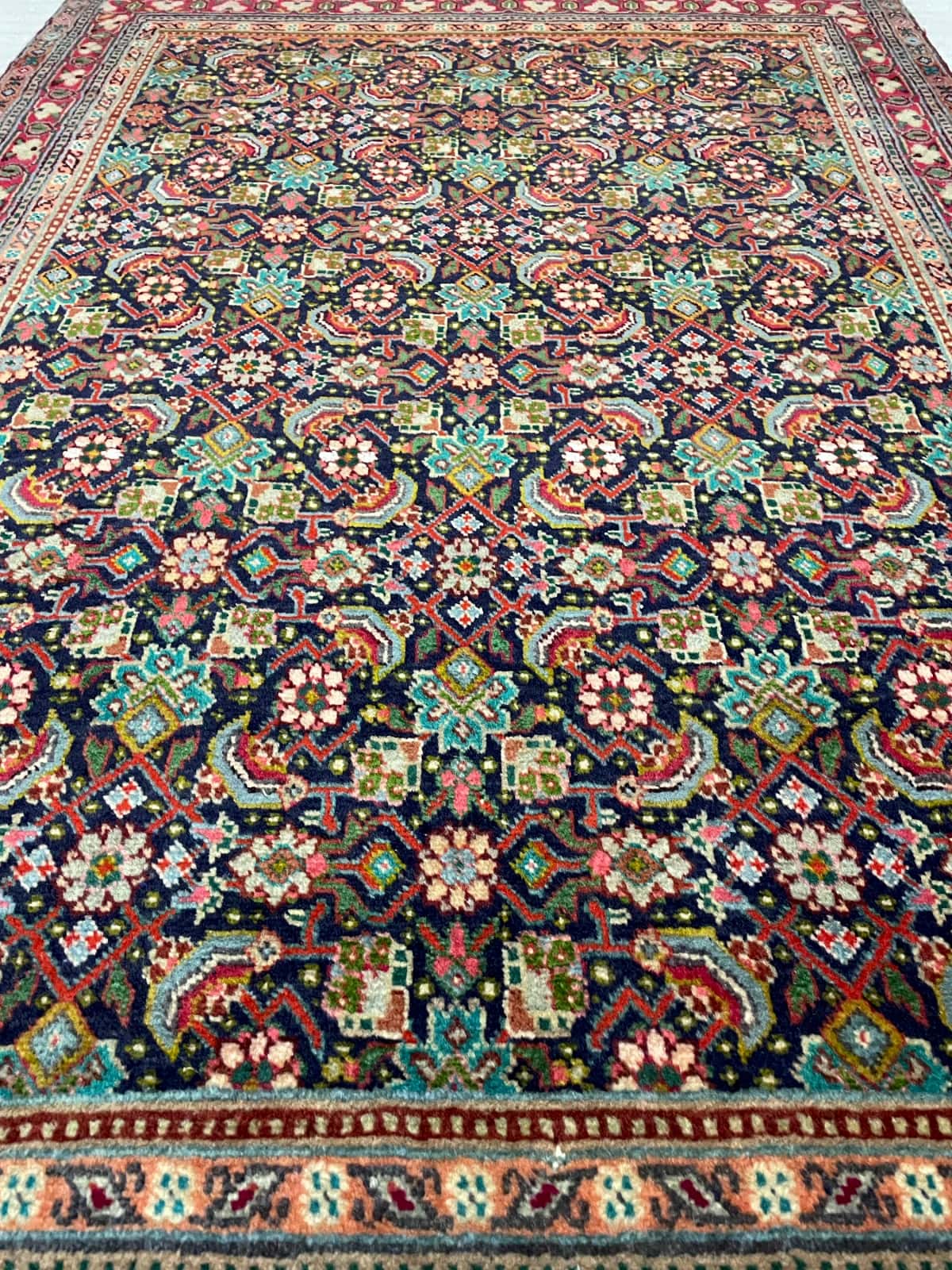 persischer Teppich im Bijar Stil in den Maßen 156 Zentimeter Länge mal 109 Zentimeter Breite mit überwiegend bunt Farben — Nahaufnahme der Textur