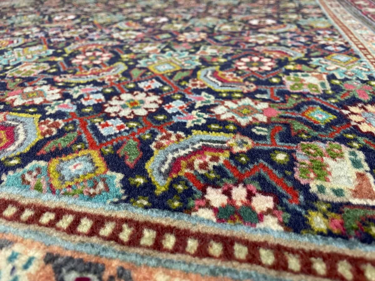 Persian rug of Bijar style in dimensions 156 centimeters length by 109 centimeters width with mainly colorful colors — Texture close-up