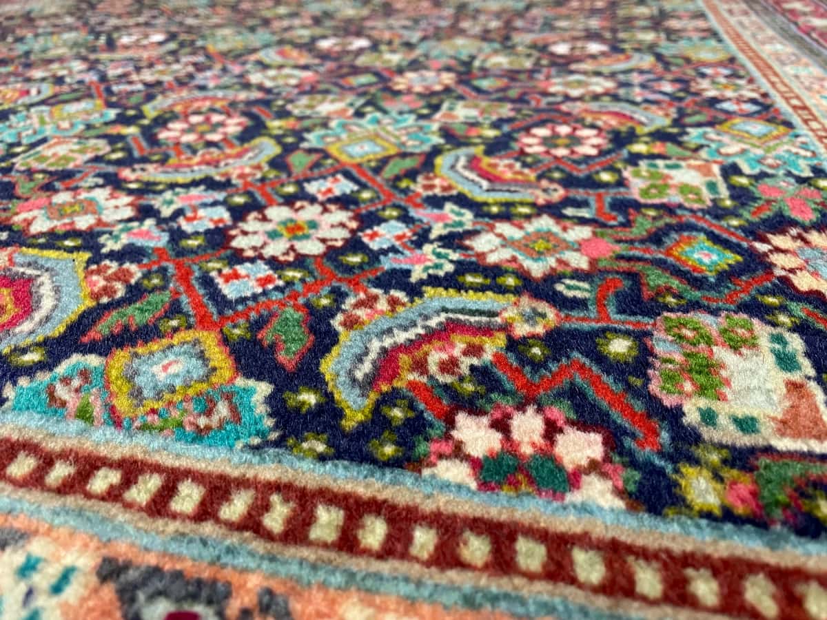persischer Teppich im Bijar Stil in den Maßen 156 Zentimeter Länge mal 109 Zentimeter Breite mit überwiegend bunt Farben — Nahaufnahme der Textur