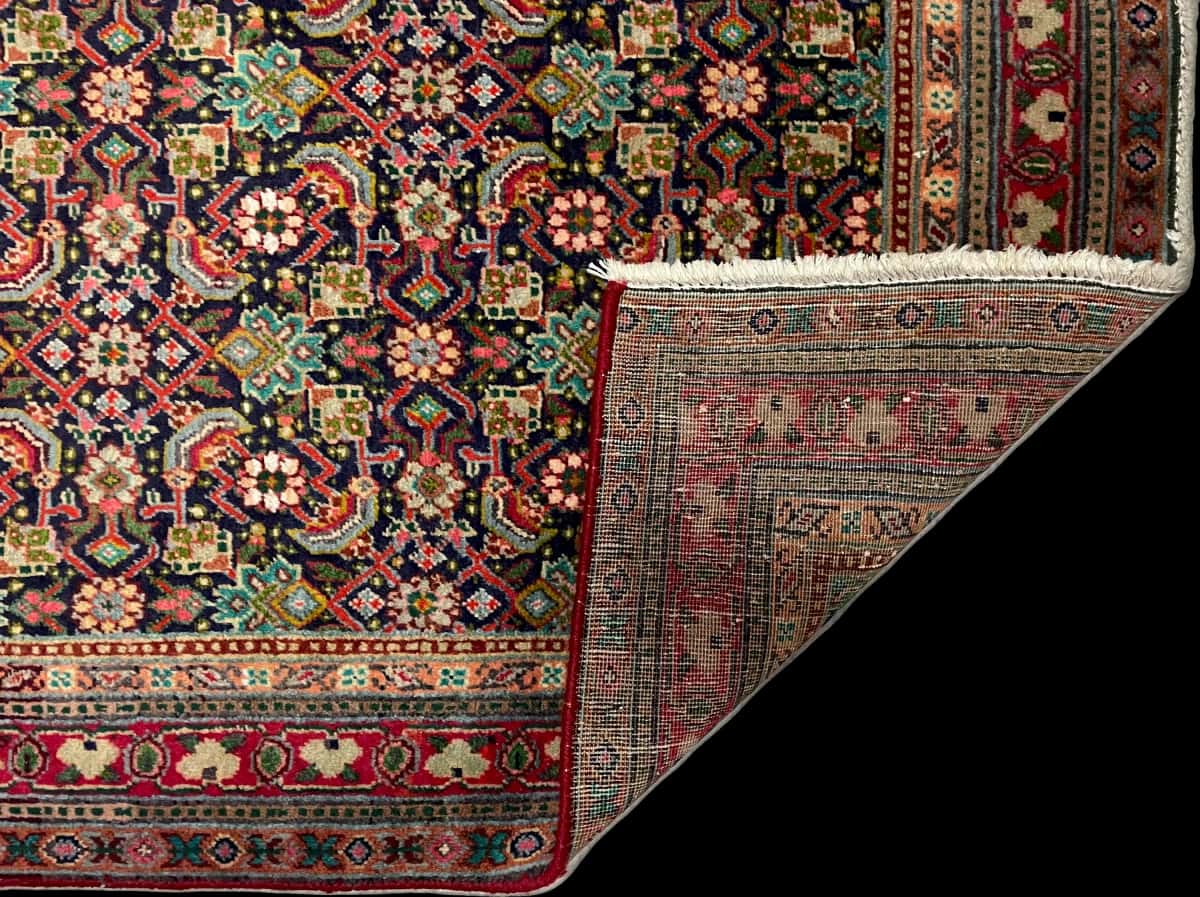 persischer Teppich im Bijar Stil in den Maßen 156 Zentimeter Länge mal 109 Zentimeter Breite mit überwiegend bunt Farben — Gefaltet