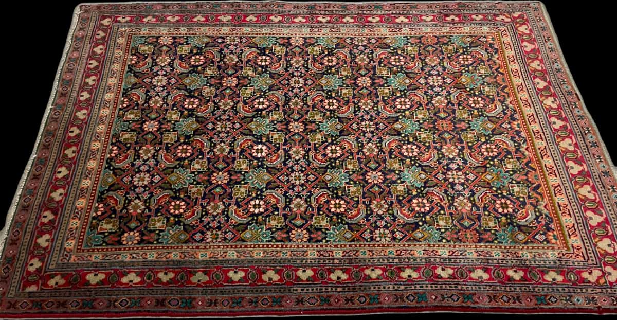 persischer Teppich im Bijar Stil in den Maßen 156 Zentimeter Länge mal 109 Zentimeter Breite mit überwiegend bunt Farben — Perspektive