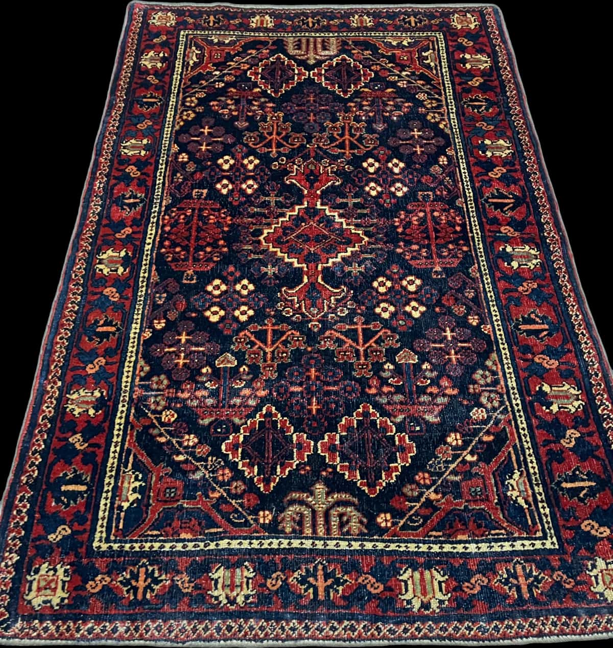 persischer Teppich im Kerman Stil in den Maßen 157 Zentimeter Länge mal 100 Zentimeter Breite mit überwiegend rot und blau Farben — Perspektive