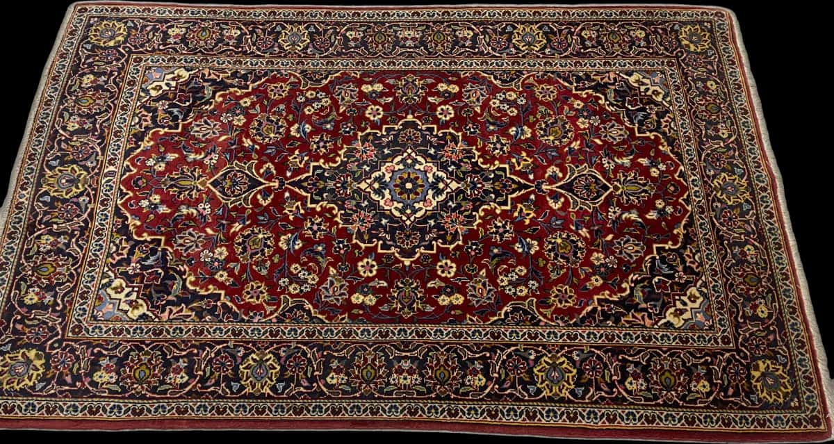 Persian rug of Kashan style in dimensions 164 centimeters length by 105 centimeters width with mainly red and blue colors — Perspective