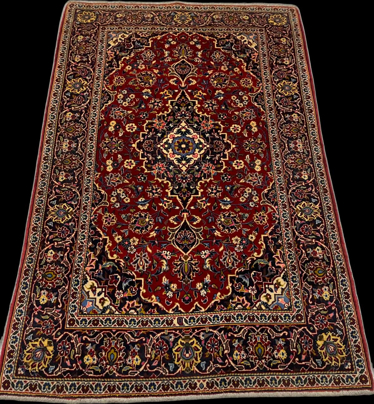 persischer Teppich im Kashan Stil in den Maßen 164 Zentimeter Länge mal 105 Zentimeter Breite mit überwiegend rot Farben — Perspektive