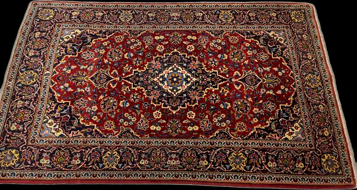 persischer Teppich im Kashan Stil in den Maßen 164 Zentimeter Länge mal 105 Zentimeter Breite mit überwiegend rot Farben — Perspektive