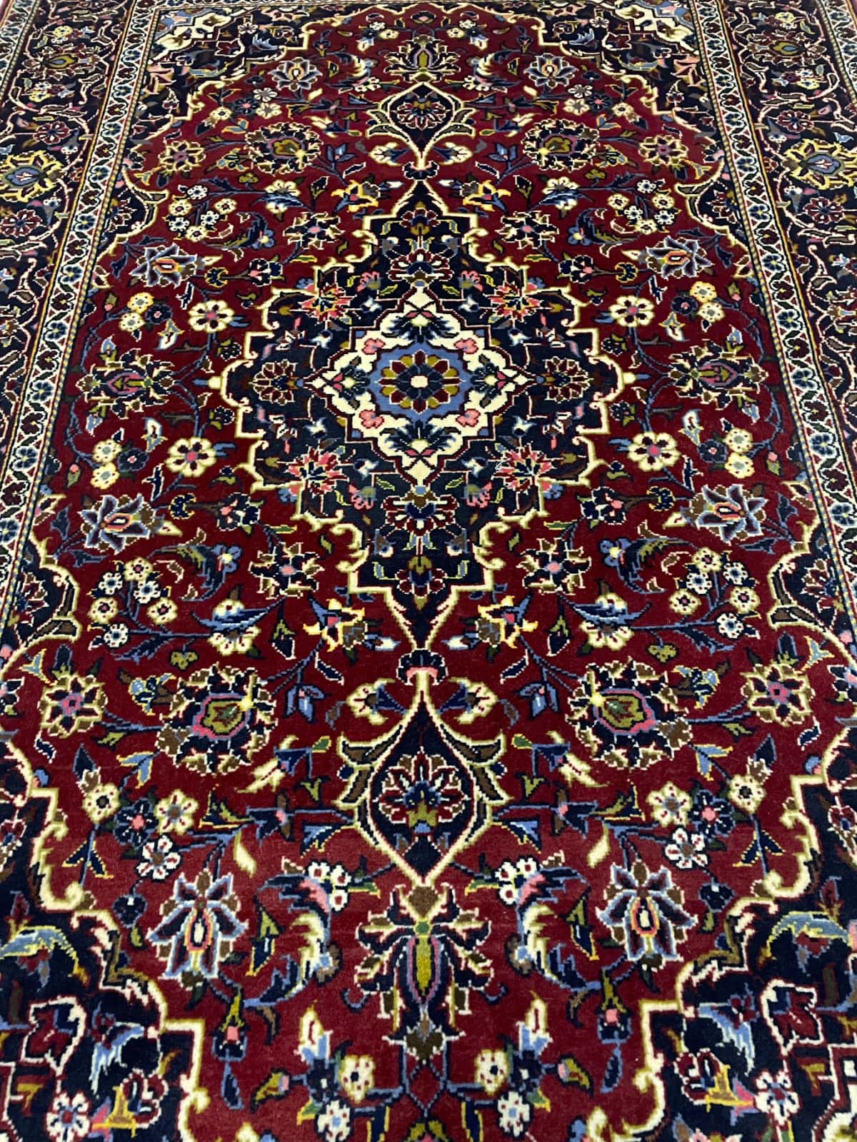 Persian rug of Kashan style in dimensions 164 centimeters length by 105 centimeters width with mainly red and blue colors — Perspective