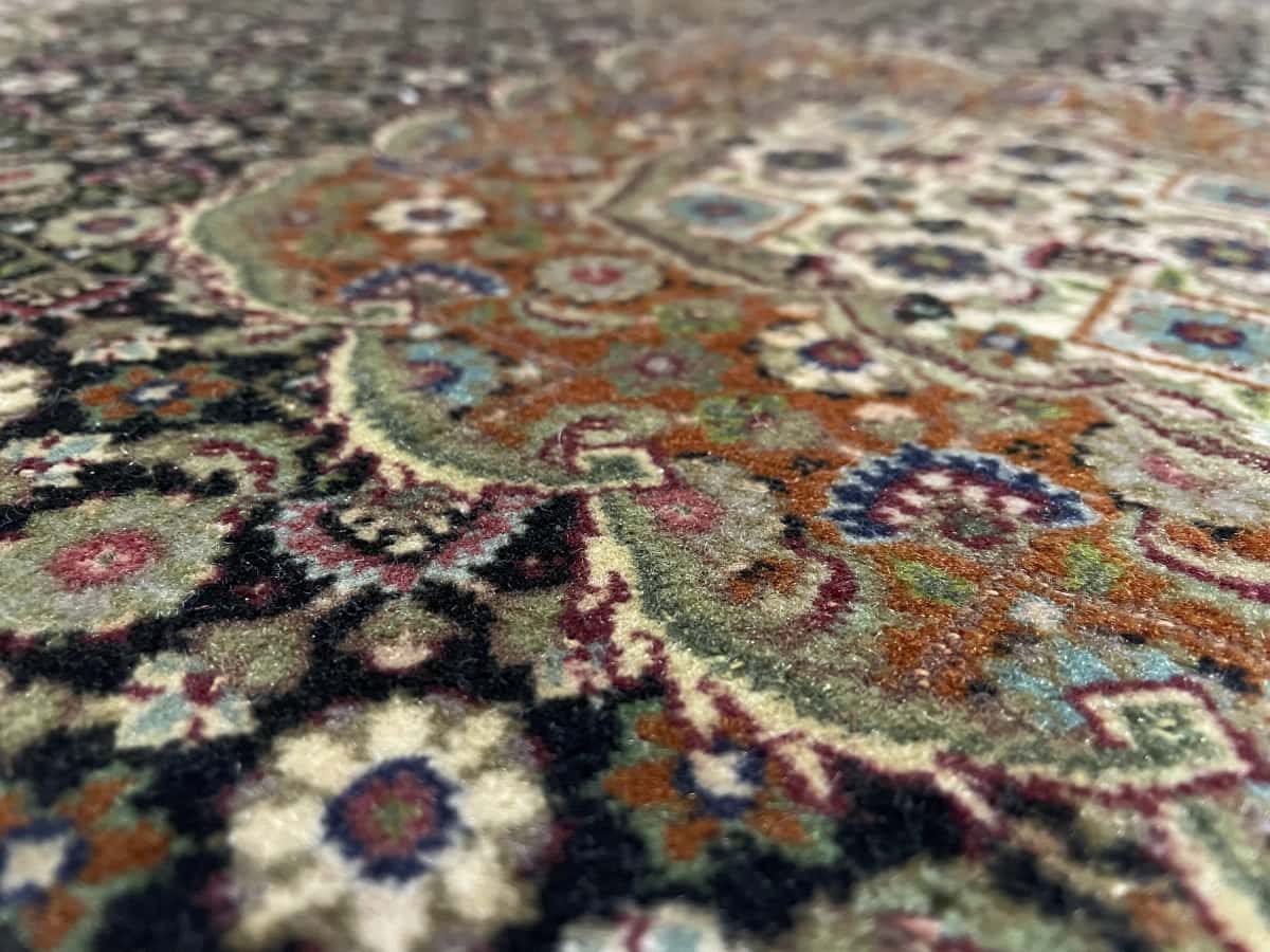 Persian rug of Khoy style in dimensions 150 centimeters length by 100 centimeters width with mainly brown and black colors — Texture close-up