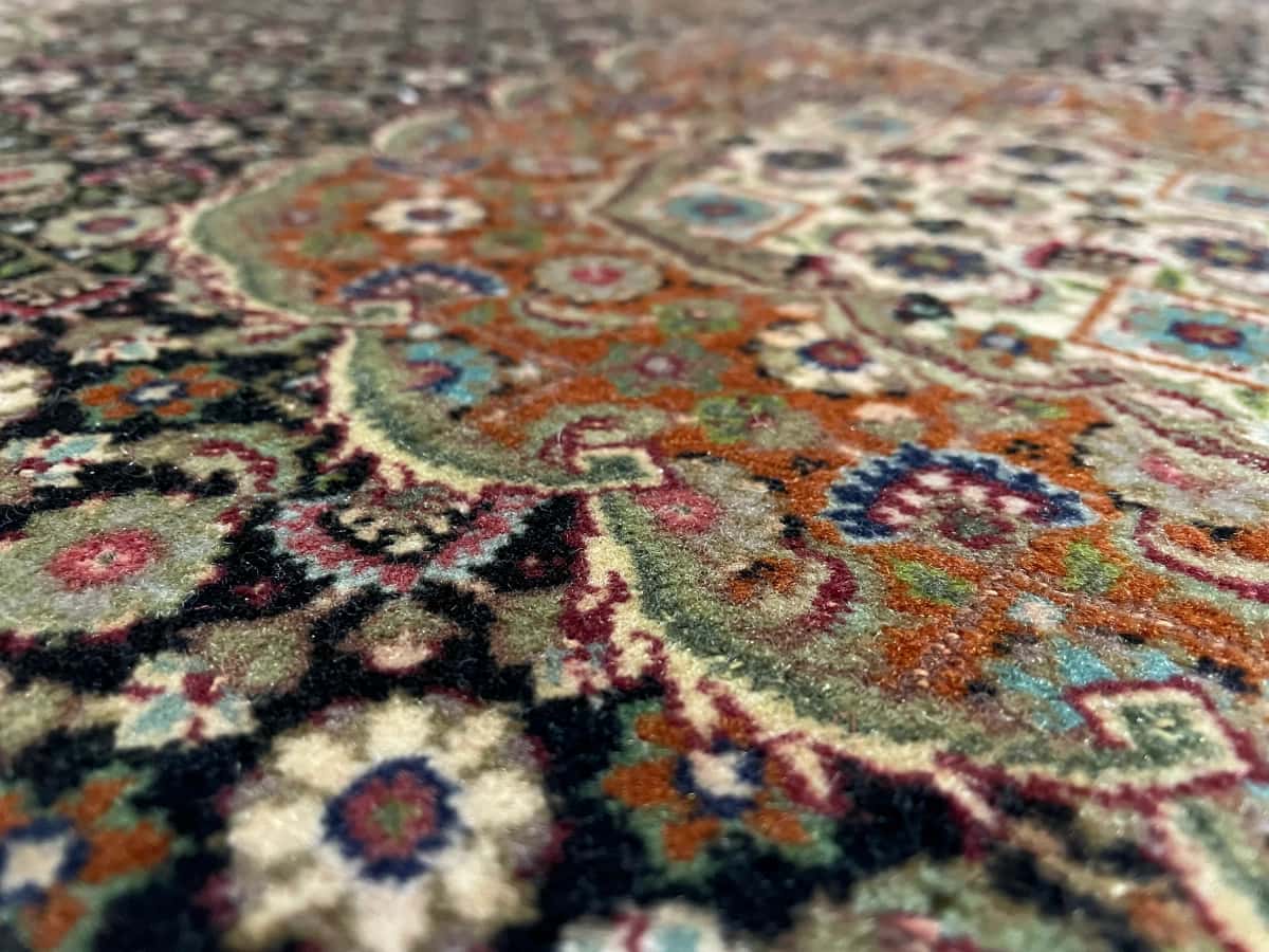 persischer Teppich im Khoy Stil in den Maßen 150 Zentimeter Länge mal 100 Zentimeter Breite mit überwiegend braun und schwarz Farben — Nahaufnahme der Textur
