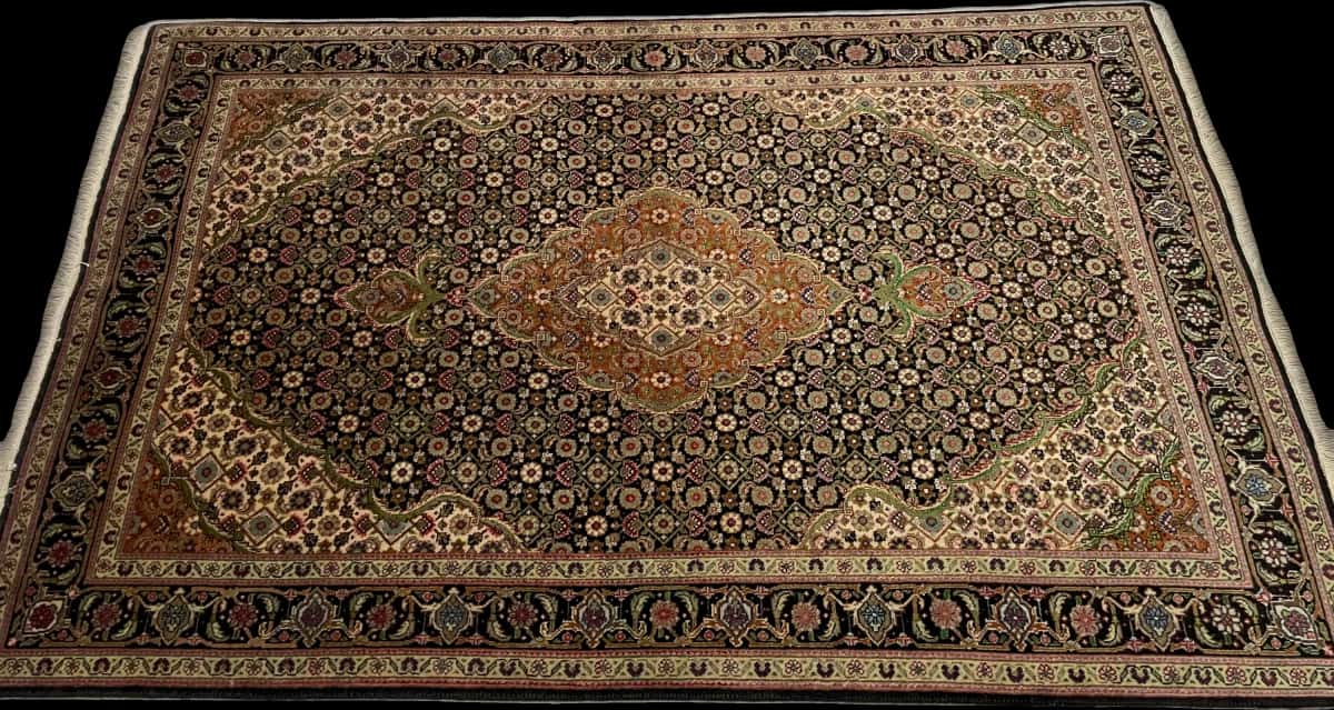 persischer Teppich im Khoy Stil in den Maßen 150 Zentimeter Länge mal 100 Zentimeter Breite mit überwiegend braun und schwarz Farben — Perspektive