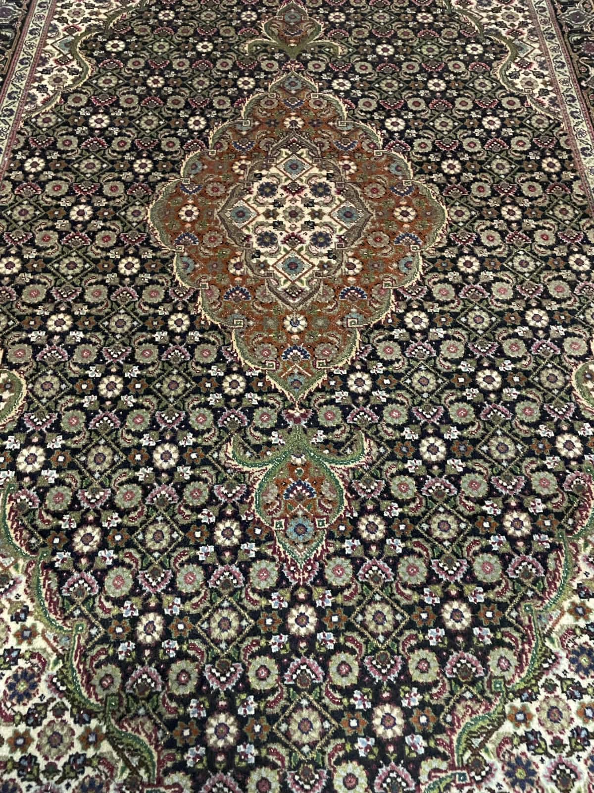 Persian rug of Khoy style in dimensions 150 centimeters length by 100 centimeters width with mainly brown and black colors — Perspective