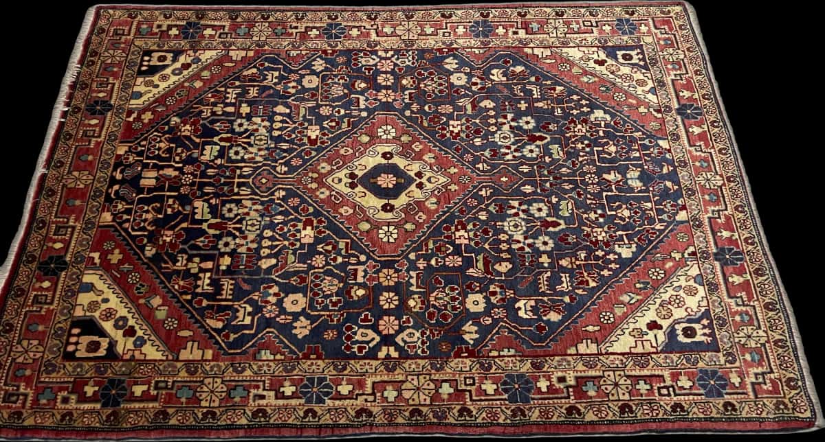 Persian rug of Malayer style in dimensions 163 centimeters length by 114 centimeters width with mainly red and blue colors — Perspective