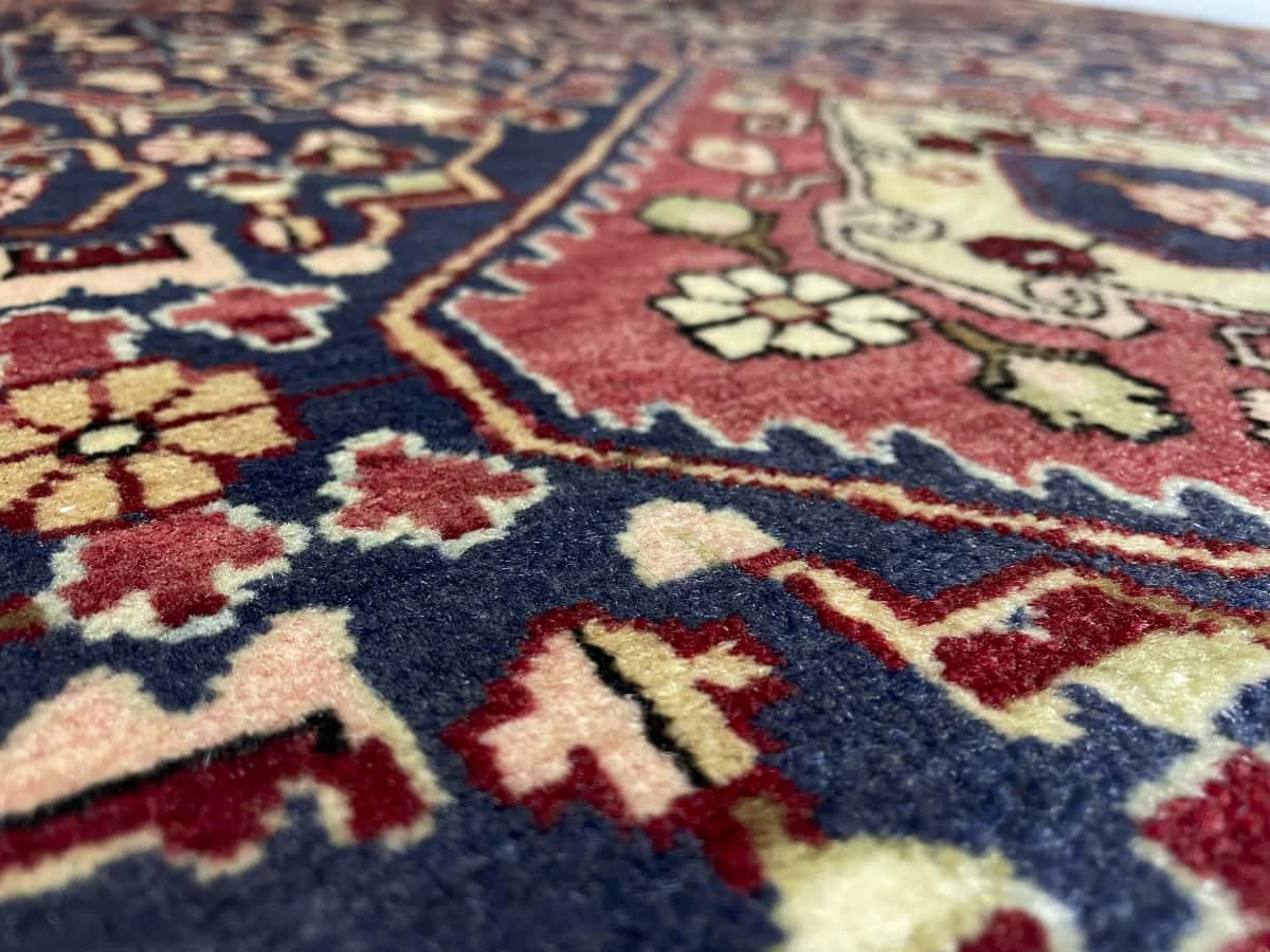 Persian rug of Malayer style in dimensions 163 centimeters length by 114 centimeters width with mainly red and blue colors — Texture close-up