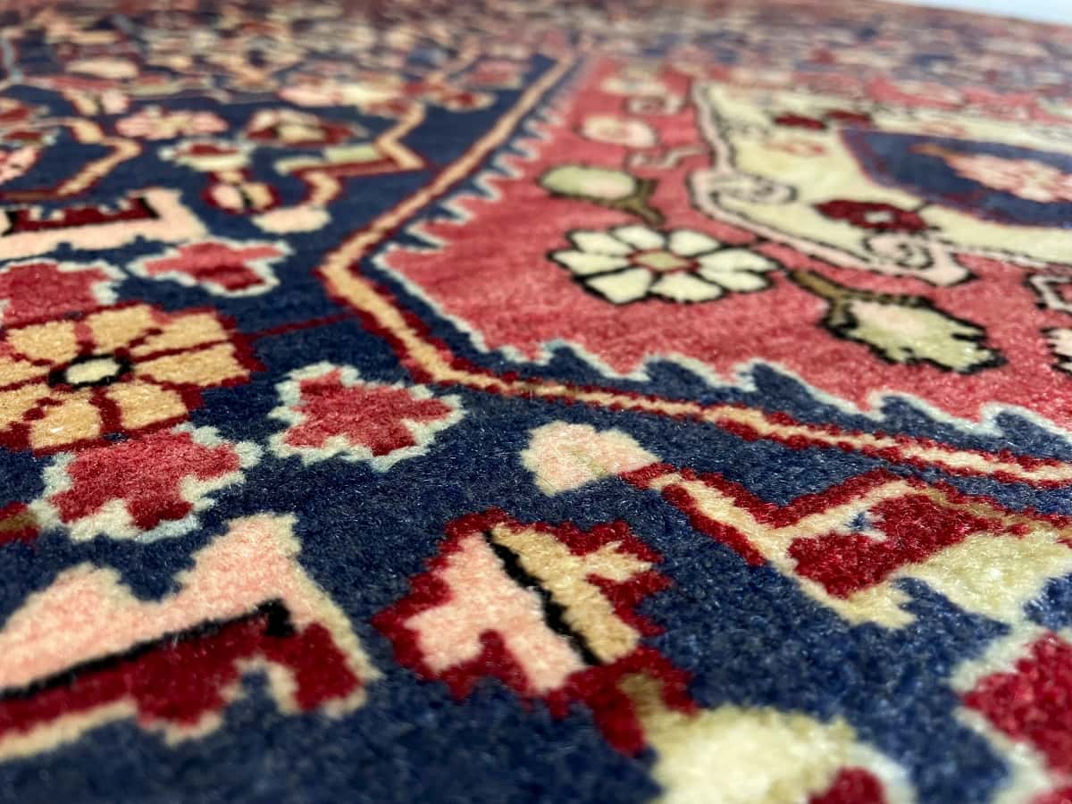 persischer Teppich im Malayer Stil in den Maßen 163 Zentimeter Länge mal 114 Zentimeter Breite mit überwiegend rot und blau Farben — Nahaufnahme der Textur