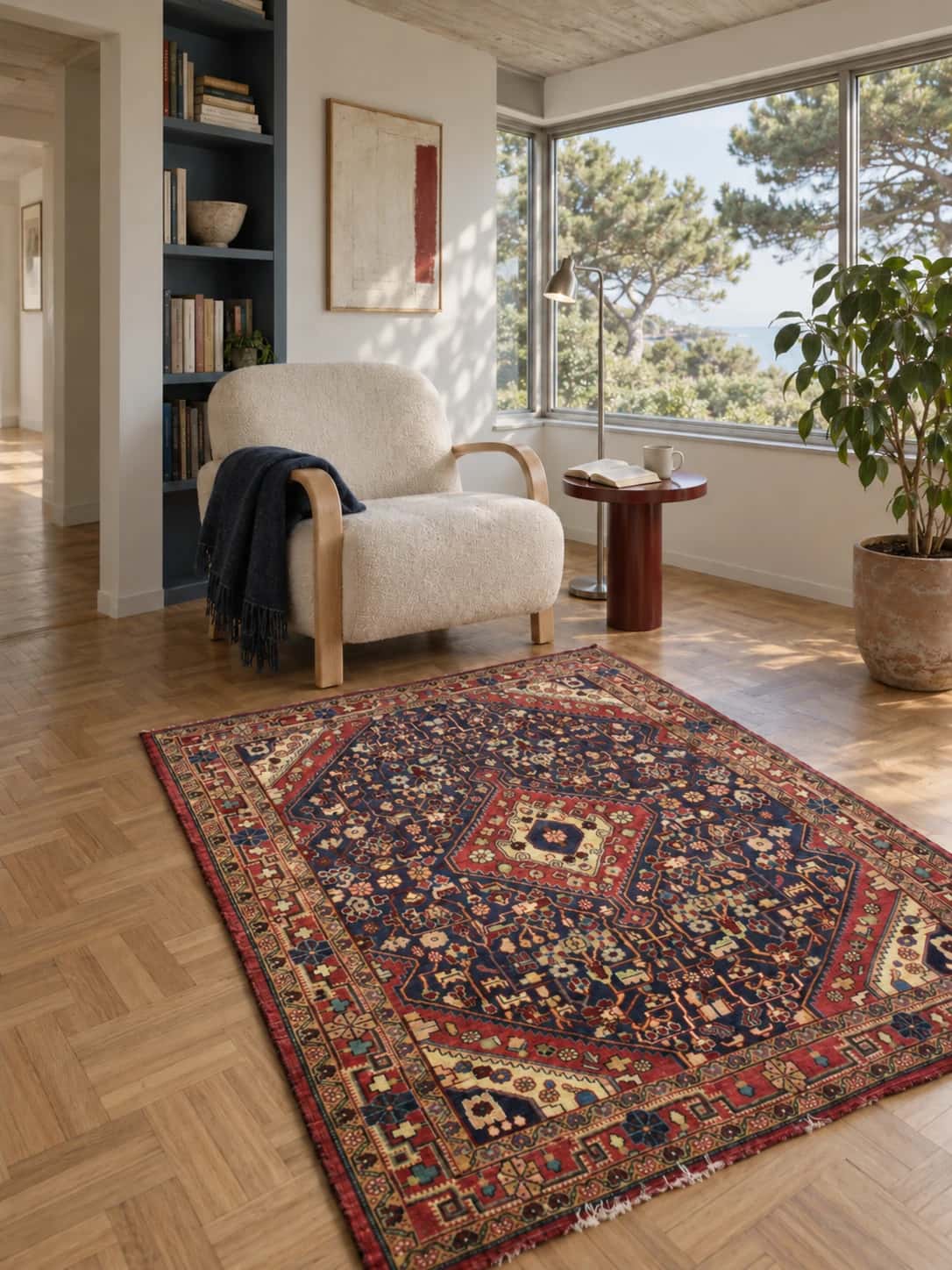 Alfombra persa Malayer, geométrica, 114x163 cm, principalmente en rojo y azul — En una habitación