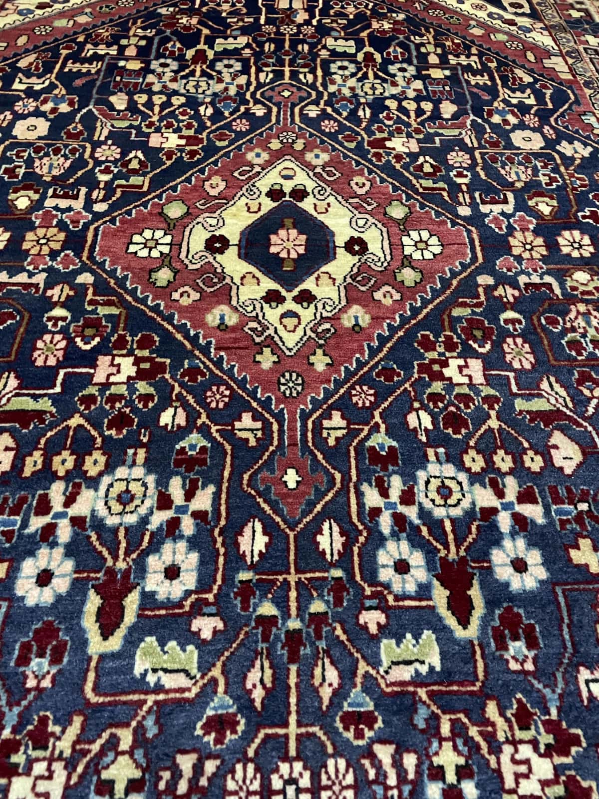 Persian rug of Malayer style in dimensions 163 centimeters length by 114 centimeters width with mainly red and blue colors — Perspective