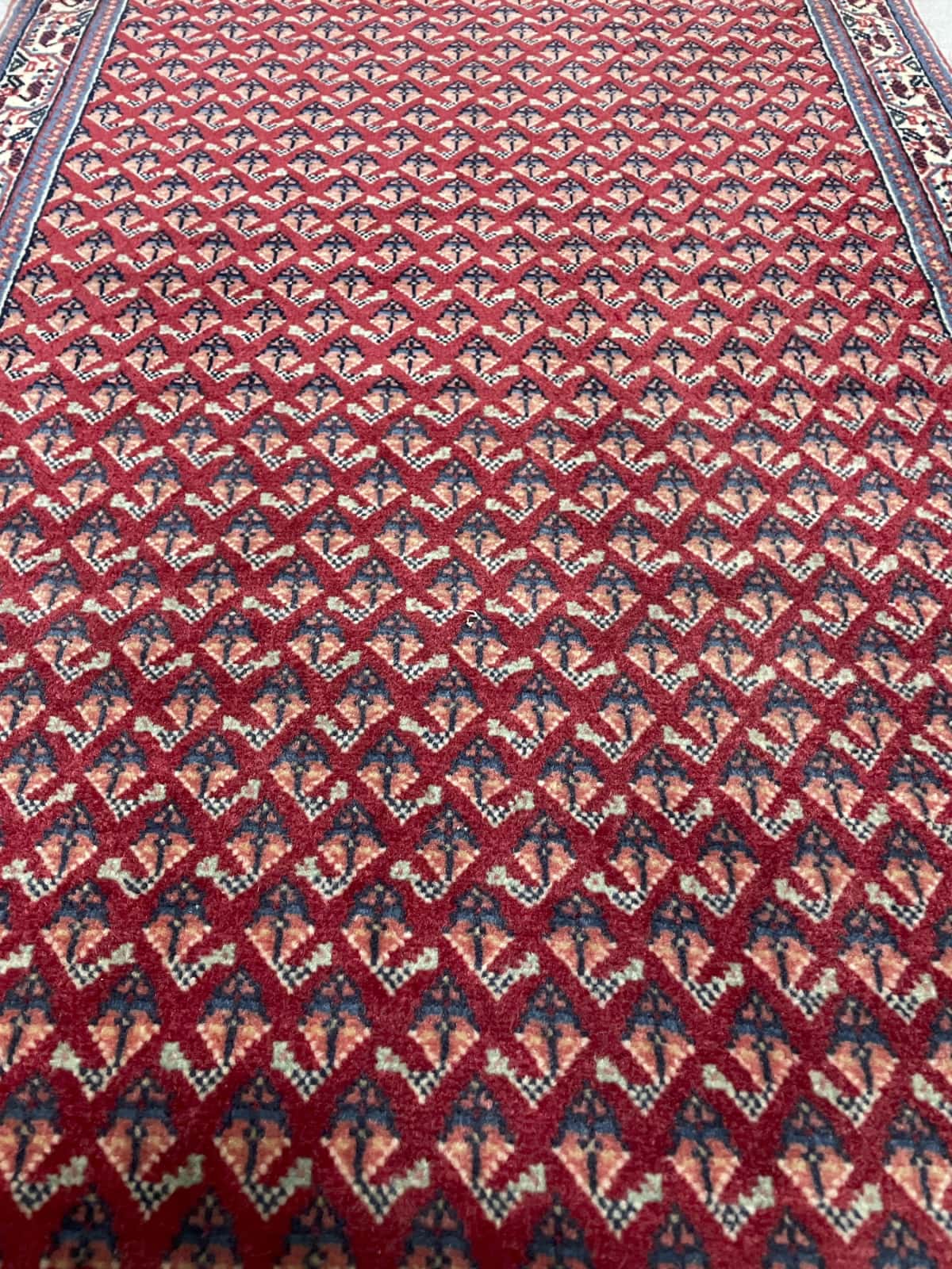 Persian rug of Arak style in dimensions 115 centimeters length by 67 centimeters width with mainly red and blue colors — Perspective