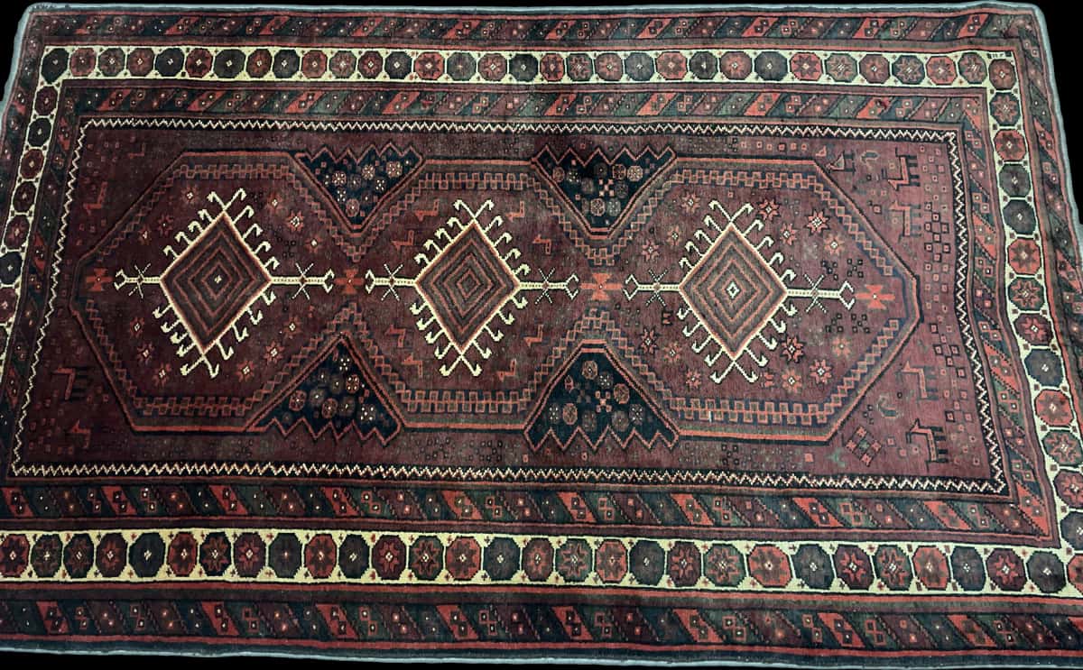 Persian rug of Baluch style in dimensions 205 centimeters length by 125 centimeters width with mainly red colors — Perspective