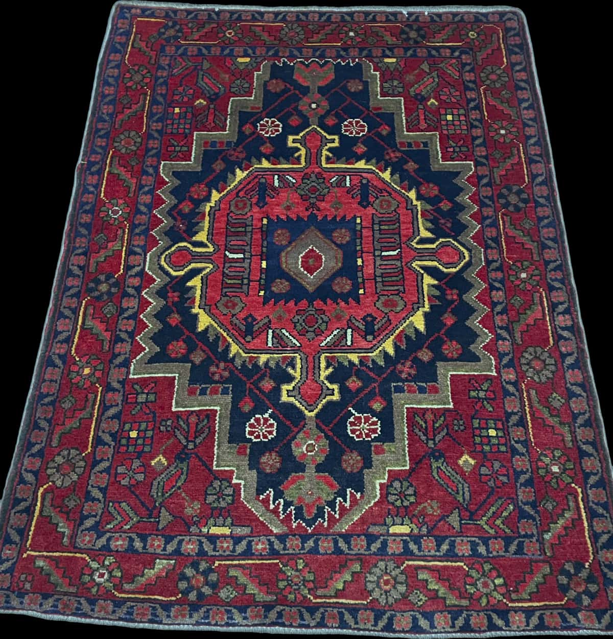 alfombra persa de estilo Nahavand en dimensiones 155 centímetros de largo por 115 centímetros de ancho con colores principalmente rojo — Perspectiva
