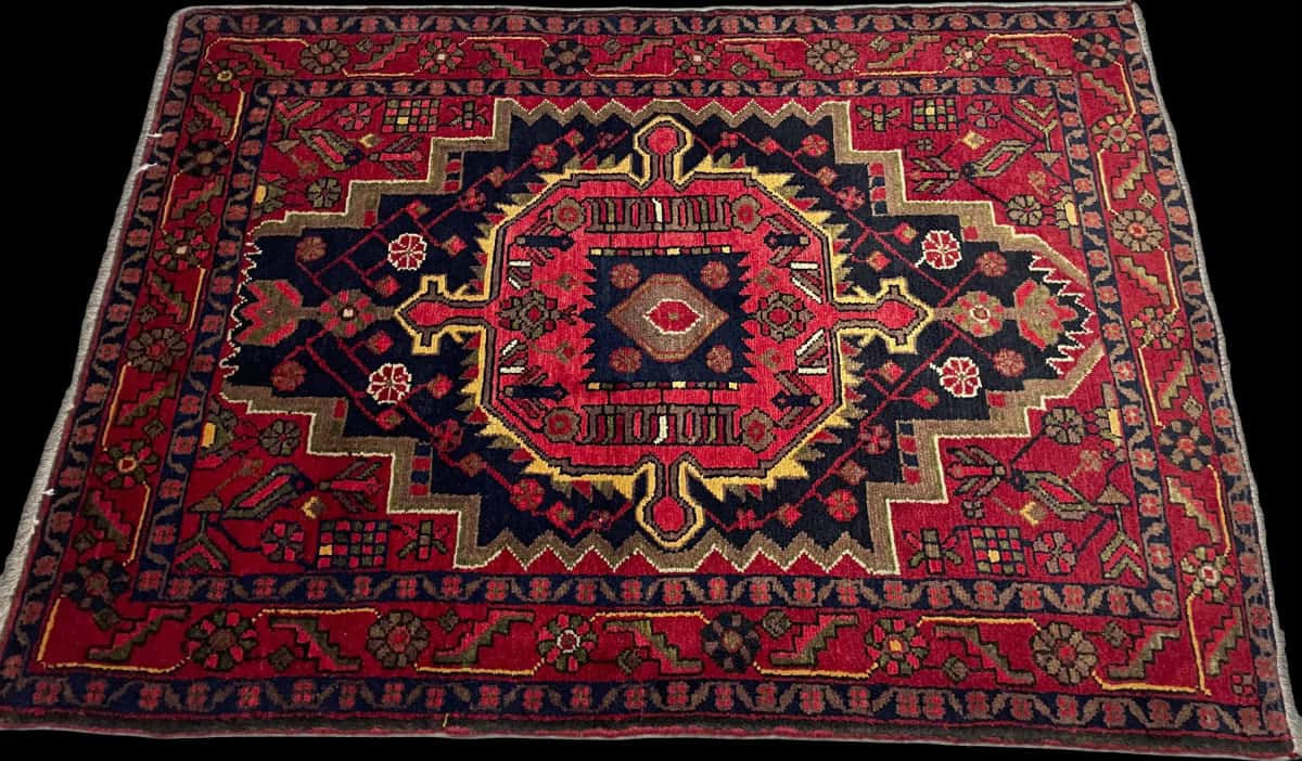 alfombra persa de estilo Nahavand en dimensiones 155 centímetros de largo por 115 centímetros de ancho con colores principalmente rojo — Perspectiva