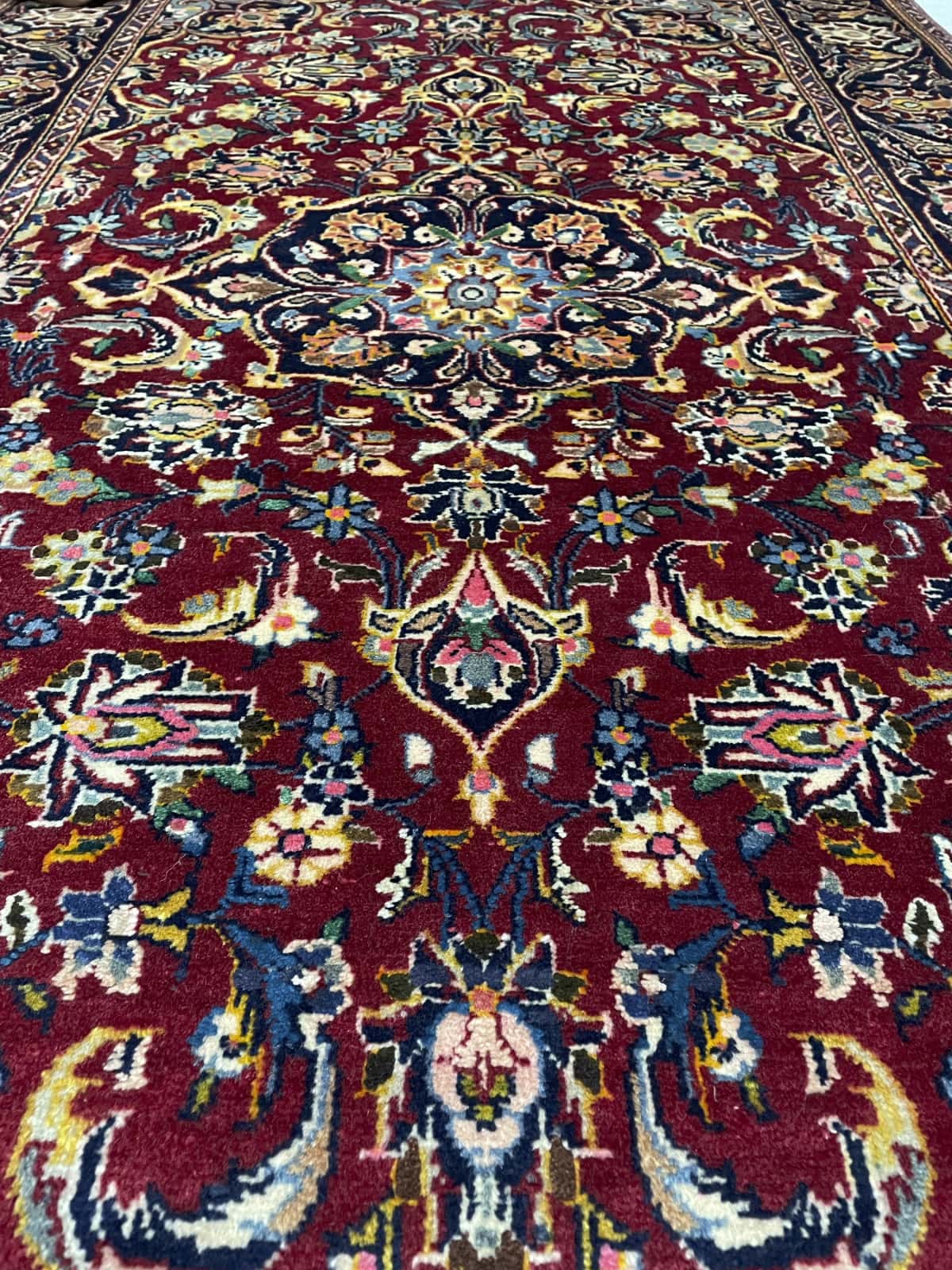 Persian rug of Bijar style in dimensions 174 centimeters length by 106 centimeters width with mainly red and blue colors — Texture close-up