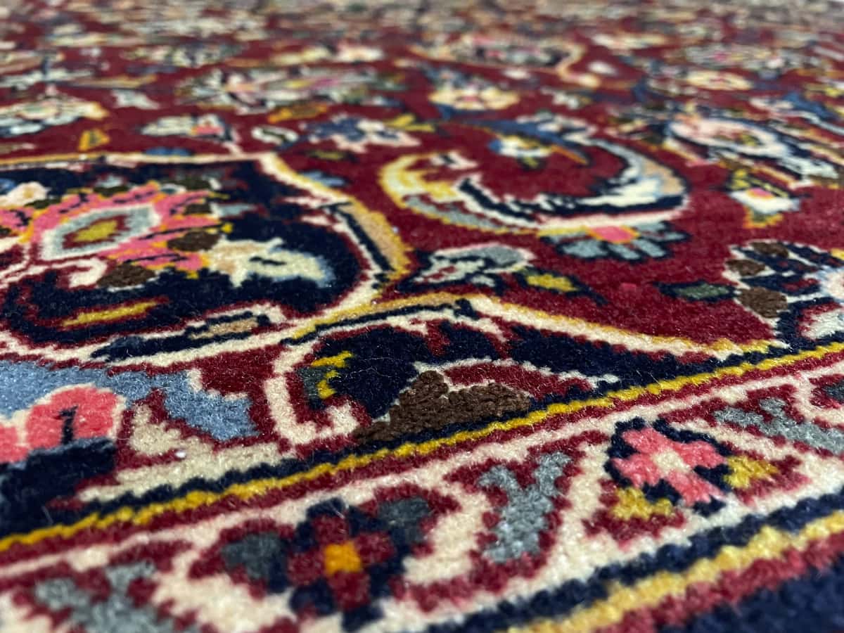 Persian rug of Bijar style in dimensions 174 centimeters length by 106 centimeters width with mainly red and blue colors — Texture close-up