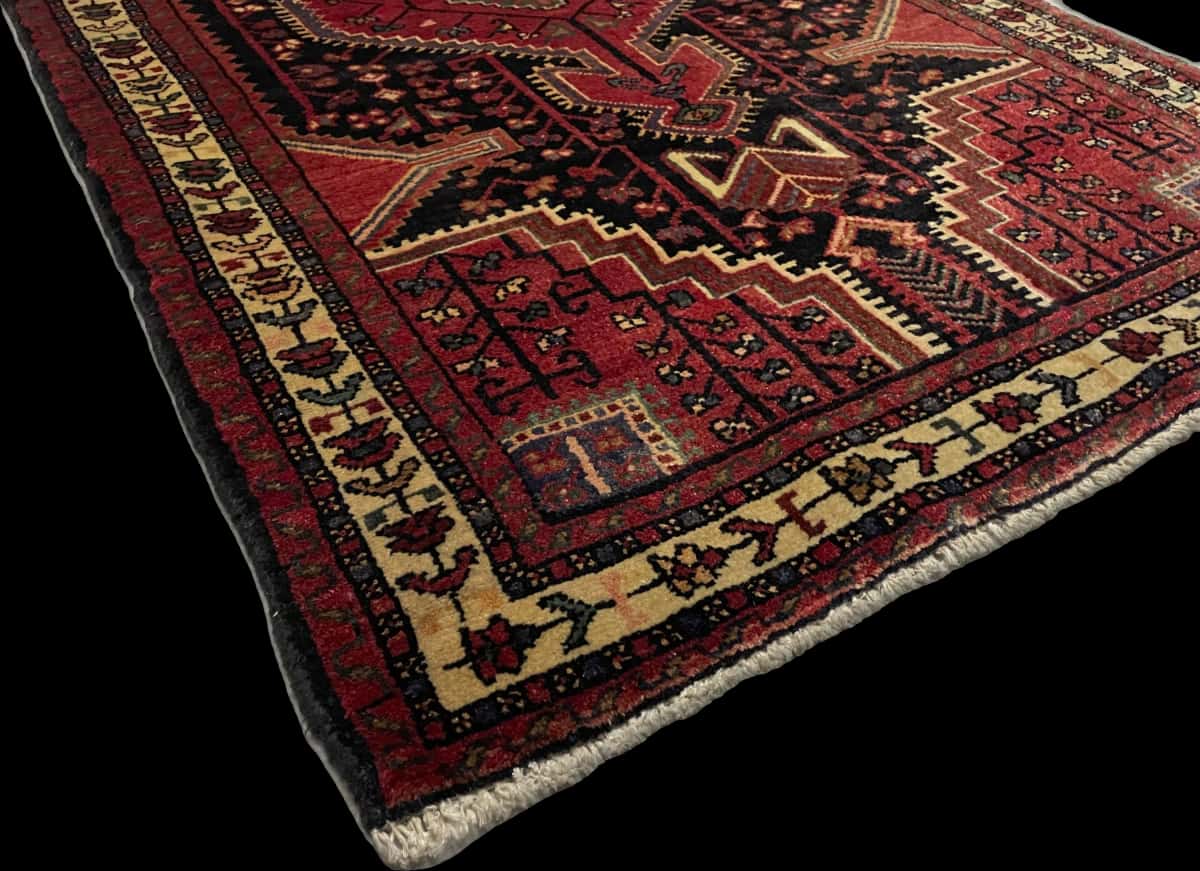 Persian rug of Hamadan style in dimensions 170 centimeters length by 103 centimeters width with mainly red and blue colors — Corner & edge
