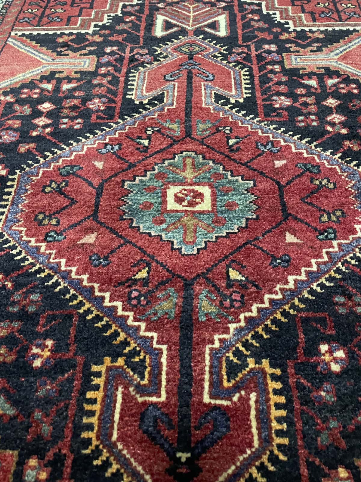 Persian rug of Hamadan style in dimensions 170 centimeters length by 103 centimeters width with mainly red and blue colors — Perspective