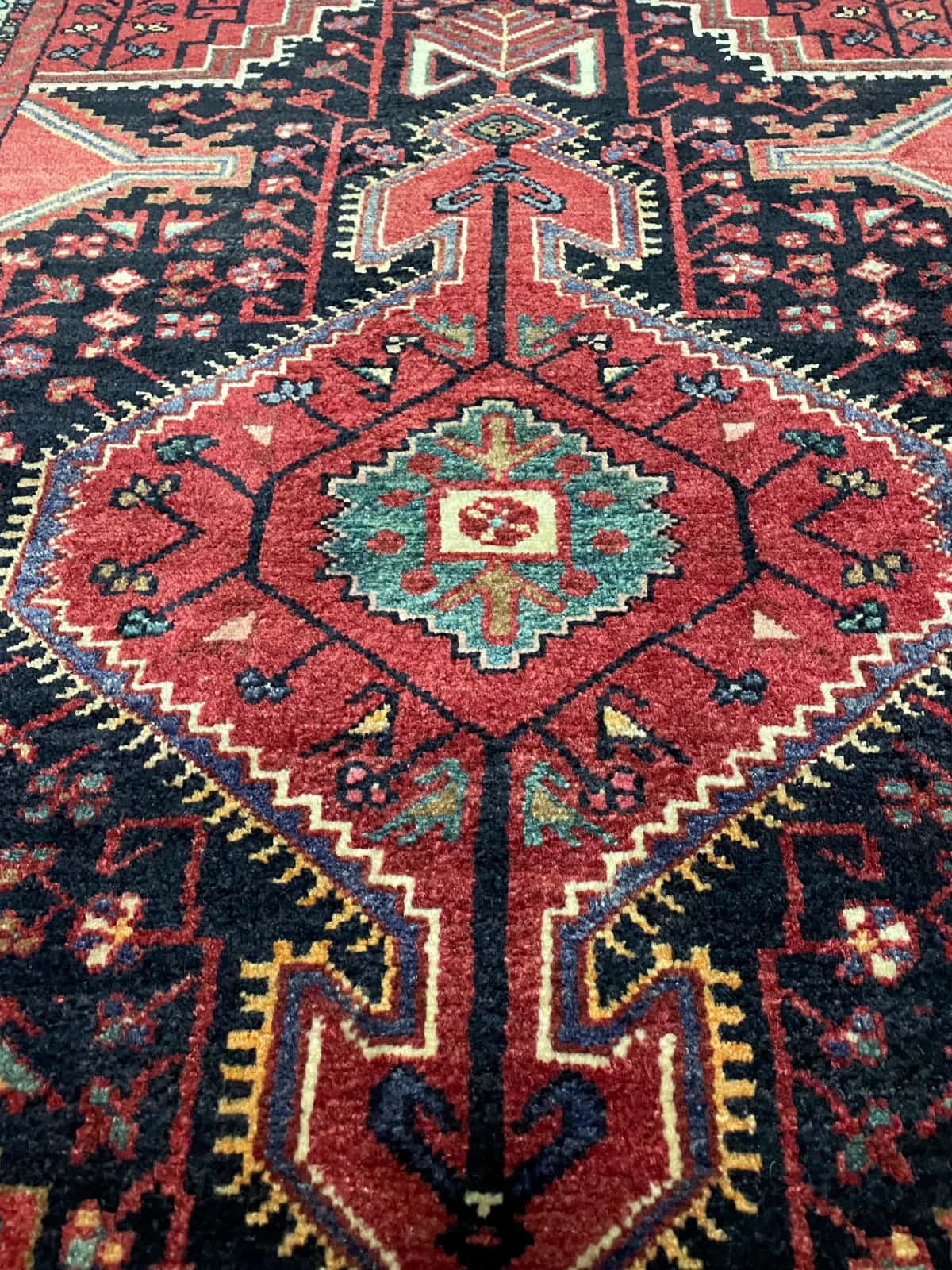 persischer Teppich im Hamadan Stil in den Maßen 170 Zentimeter Länge mal 103 Zentimeter Breite mit überwiegend rot und blau Farben — Perspektive
