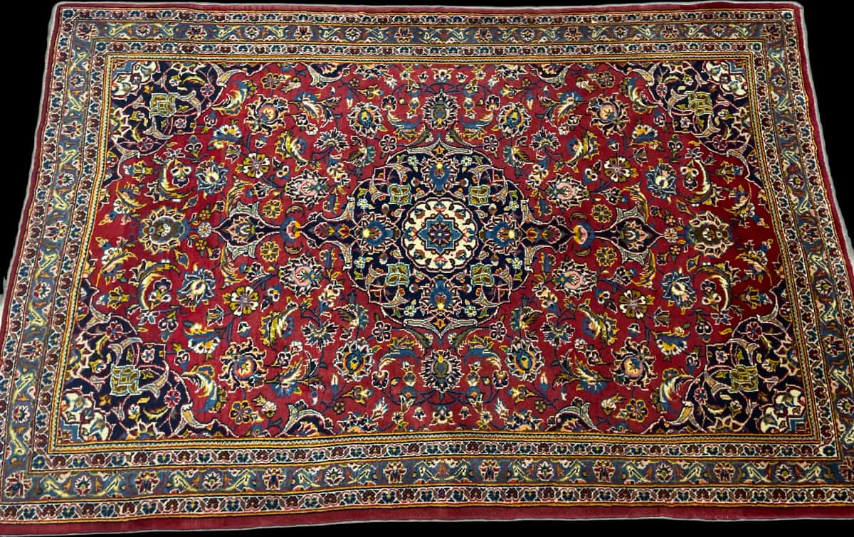 persischer Teppich im Kashan Stil in den Maßen 184 Zentimeter Länge mal 120 Zentimeter Breite mit überwiegend rot und blau Farben — Perspektive