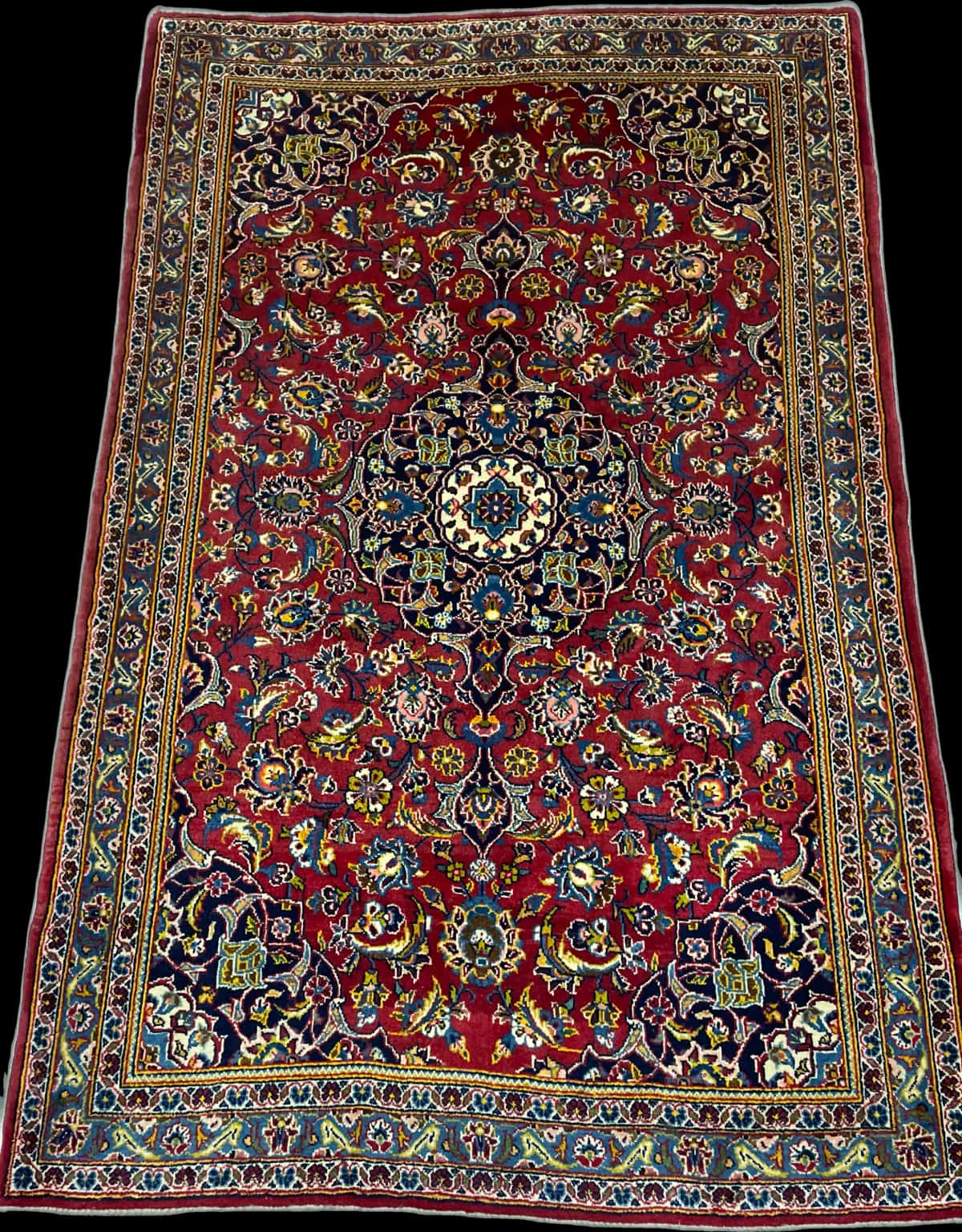 persischer Teppich im Kashan Stil in den Maßen 184 Zentimeter Länge mal 120 Zentimeter Breite mit überwiegend rot und blau Farben — Perspektive