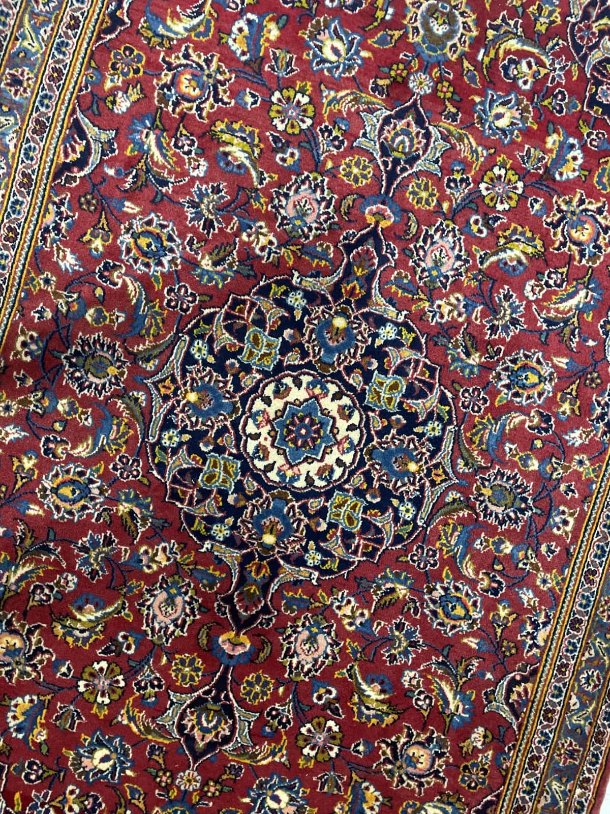 Persian rug of Kashan style in dimensions 184 centimeters length by 120 centimeters width with mainly red and blue colors — Perspective