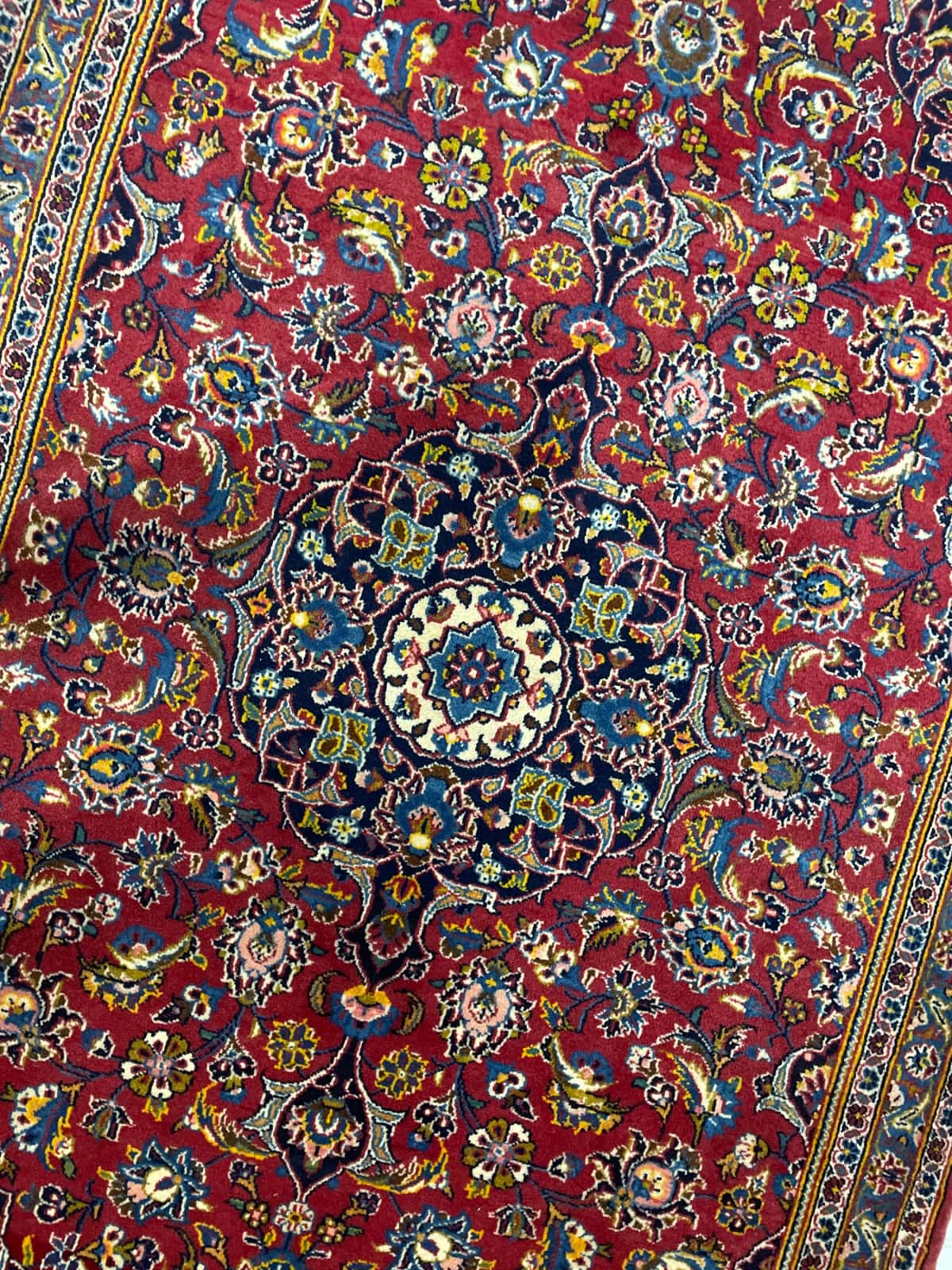 persischer Teppich im Kashan Stil in den Maßen 184 Zentimeter Länge mal 120 Zentimeter Breite mit überwiegend rot und blau Farben — Perspektive