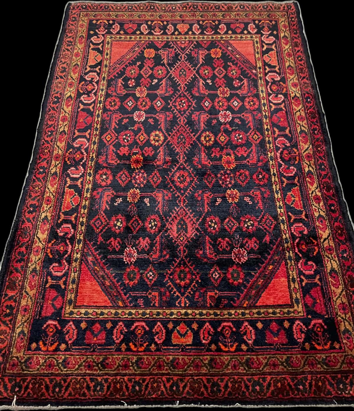 Persian rug of Turkoman style in dimensions 164 centimeters length by 106 centimeters width with mainly red and blue colors — Perspective
