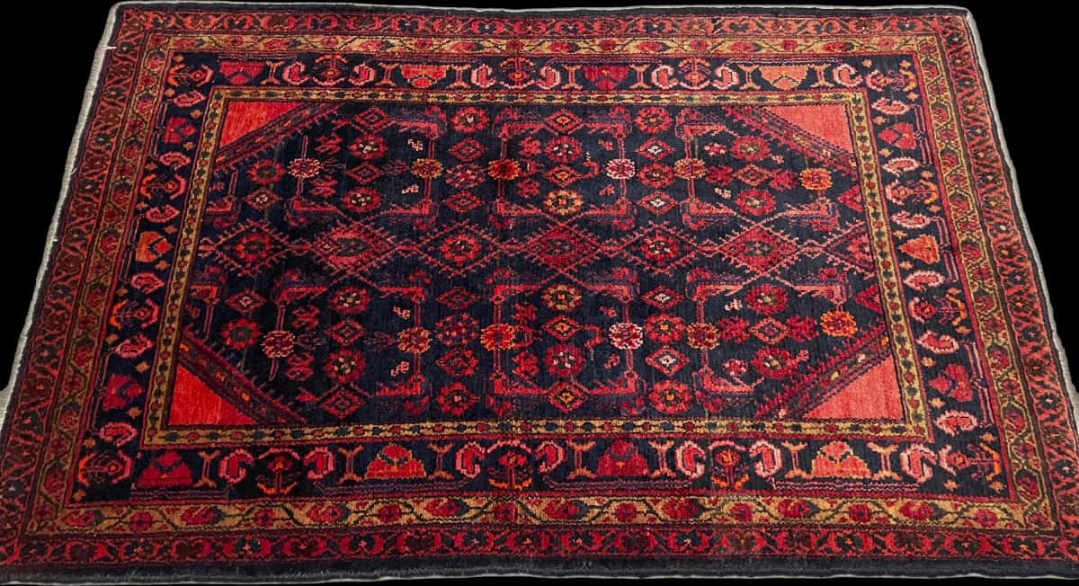 Persian rug of Turkoman style in dimensions 164 centimeters length by 106 centimeters width with mainly red and blue colors — Perspective