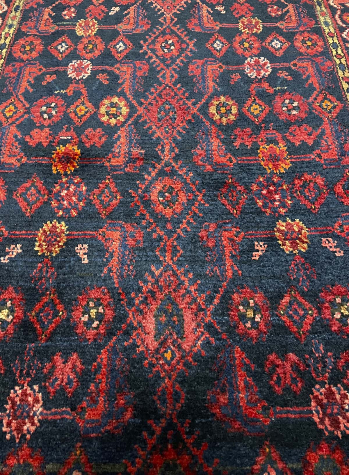Persian rug of Turkoman style in dimensions 164 centimeters length by 106 centimeters width with mainly red and blue colors — Texture close-up