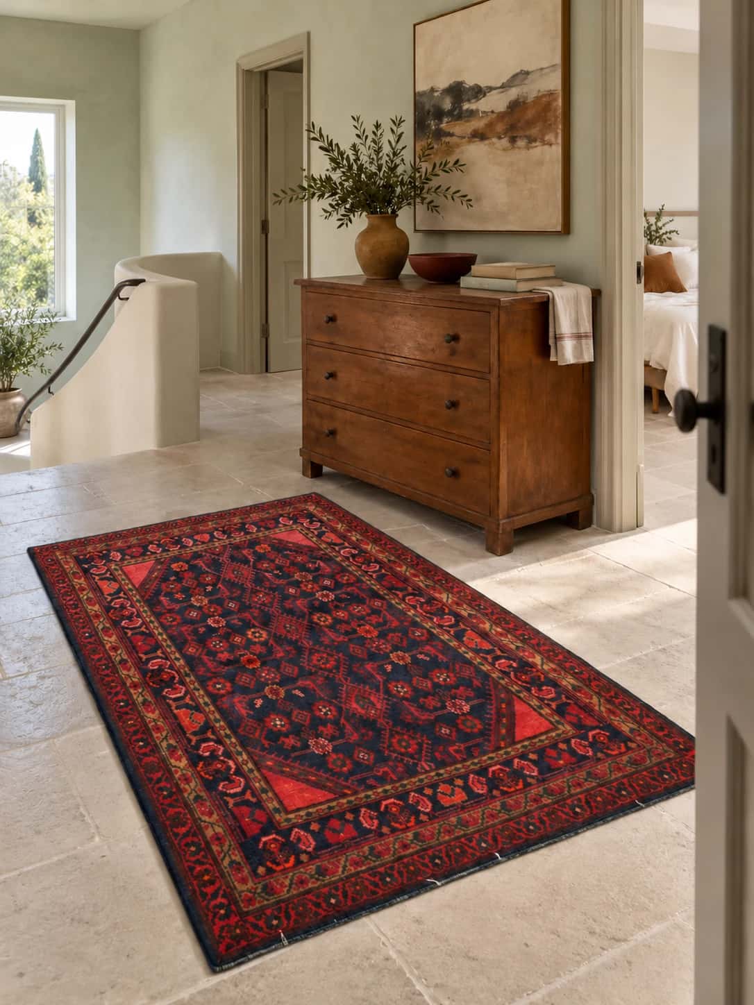 Perserteppich Turkmene, orientalisch, 106x164 cm, überwiegend in Rot und Schwarz — Im Raum