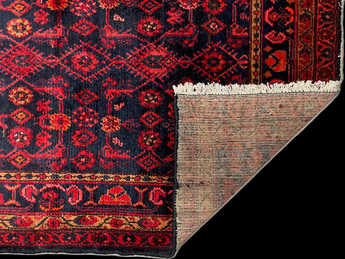 persischer Teppich im turkmenischer Stil in den Maßen 164 Zentimeter Länge mal 106 Zentimeter Breite mit überwiegend rot und blau Farben — Gefaltet