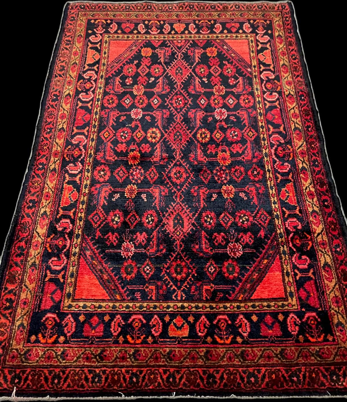 persischer Teppich im turkmenischer Stil in den Maßen 164 Zentimeter Länge mal 106 Zentimeter Breite mit überwiegend rot und blau Farben — Perspektive